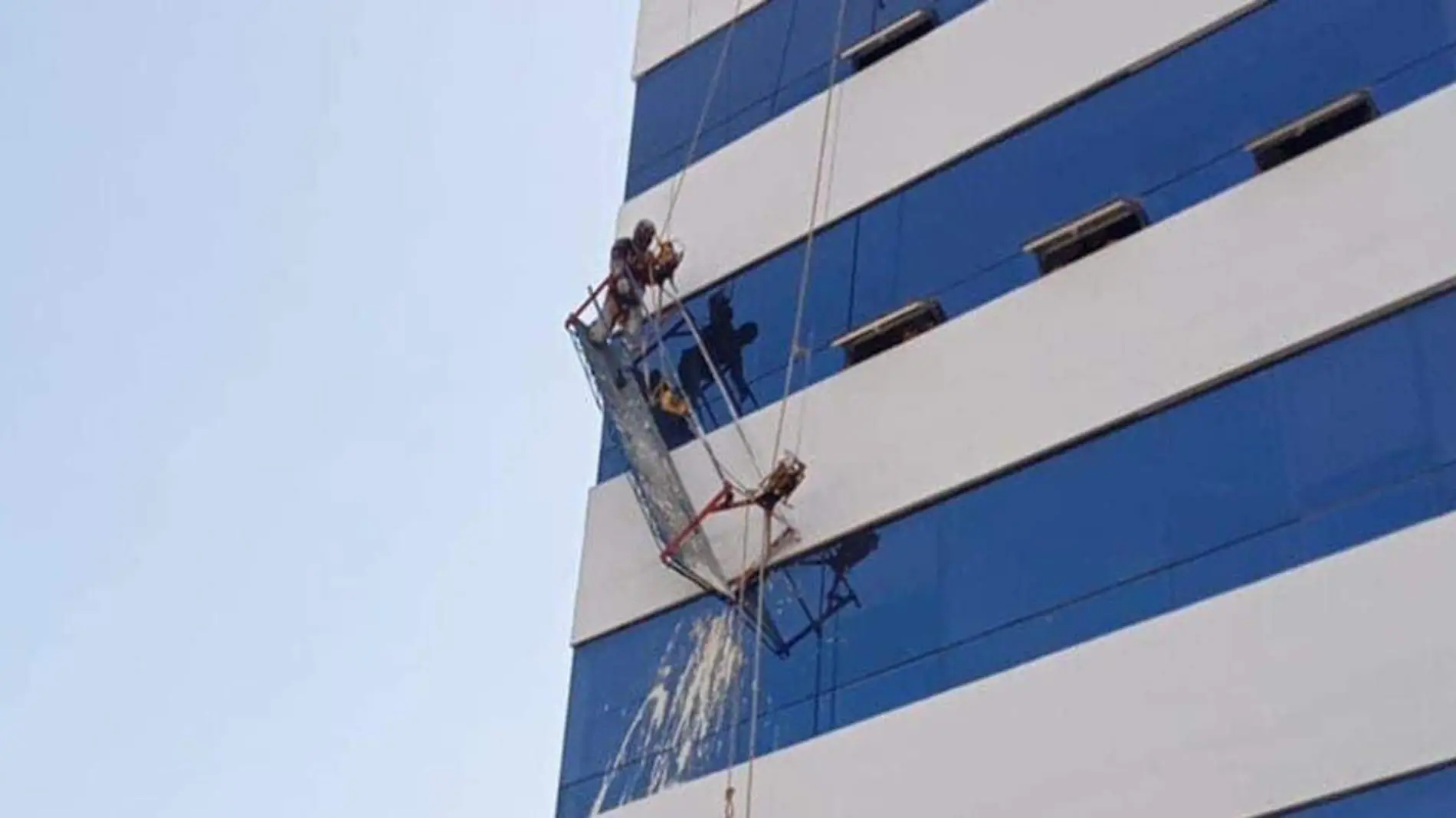 Quedó suspendido a más de 30 metros de altura sobre un andamio en San Andrés Cholula